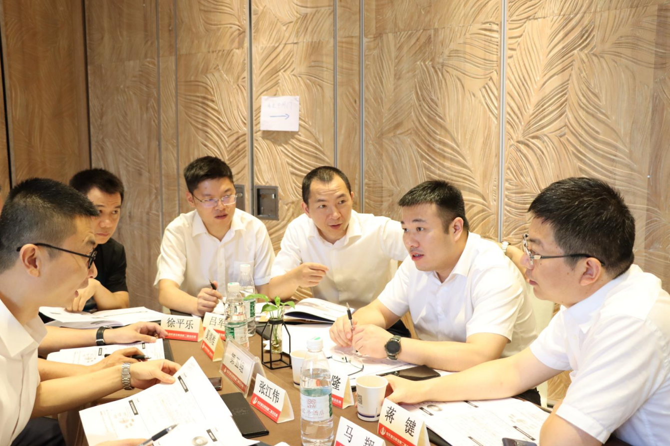 2021年6月25日-26日，尊龙凯时二建组织开展了2021年中高层主管执行力培训。本次培训特邀清华、北大、上海交大总裁班讲师，中国企业家协会特聘高级讲师许晋老师进行授课。