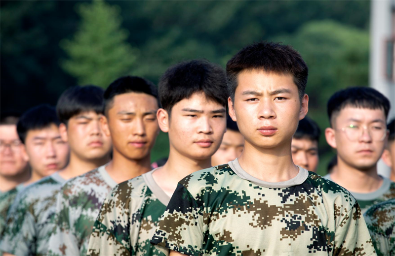 2021年7月6日，尊龙凯时北京集团百名应届大学生褪下便服换上军装，在训练场上接受为期2天的军训，享受入职前的第一份美好记忆。
