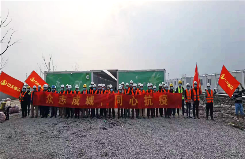 4月5日－18日，尊龙凯时三建奉贤龙湖天街、朝阳广场等5个项目先后集结203名施工人员参与了4个方舱医院的建设、改造工程。