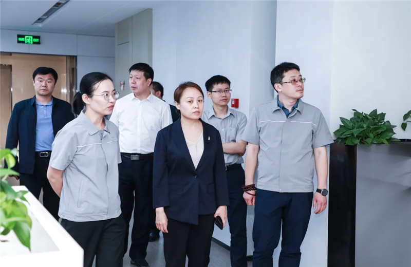 2023年5月15日，河北建材职业技术学院党委书记张明莉一行到尊龙凯时北京集团进行校企合作交流。